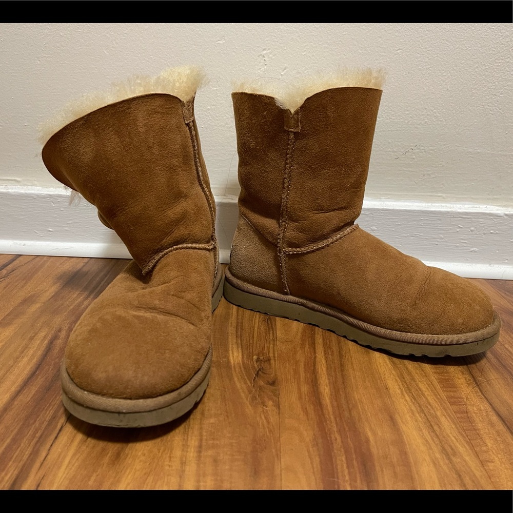 Ugg Bailey Button Short Chestnut Boot Size 6 - image 2